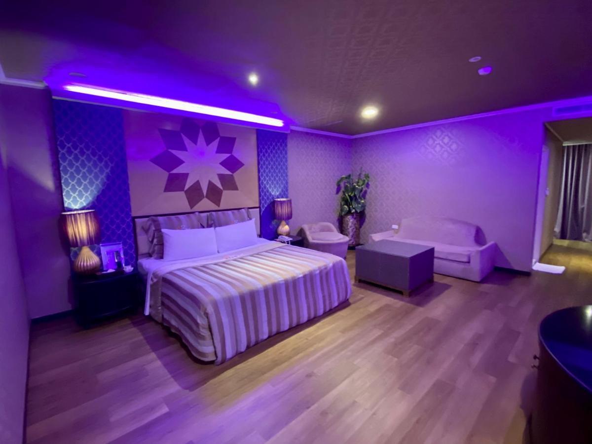 Huang Xing Motel Pingtung Exteriör bild