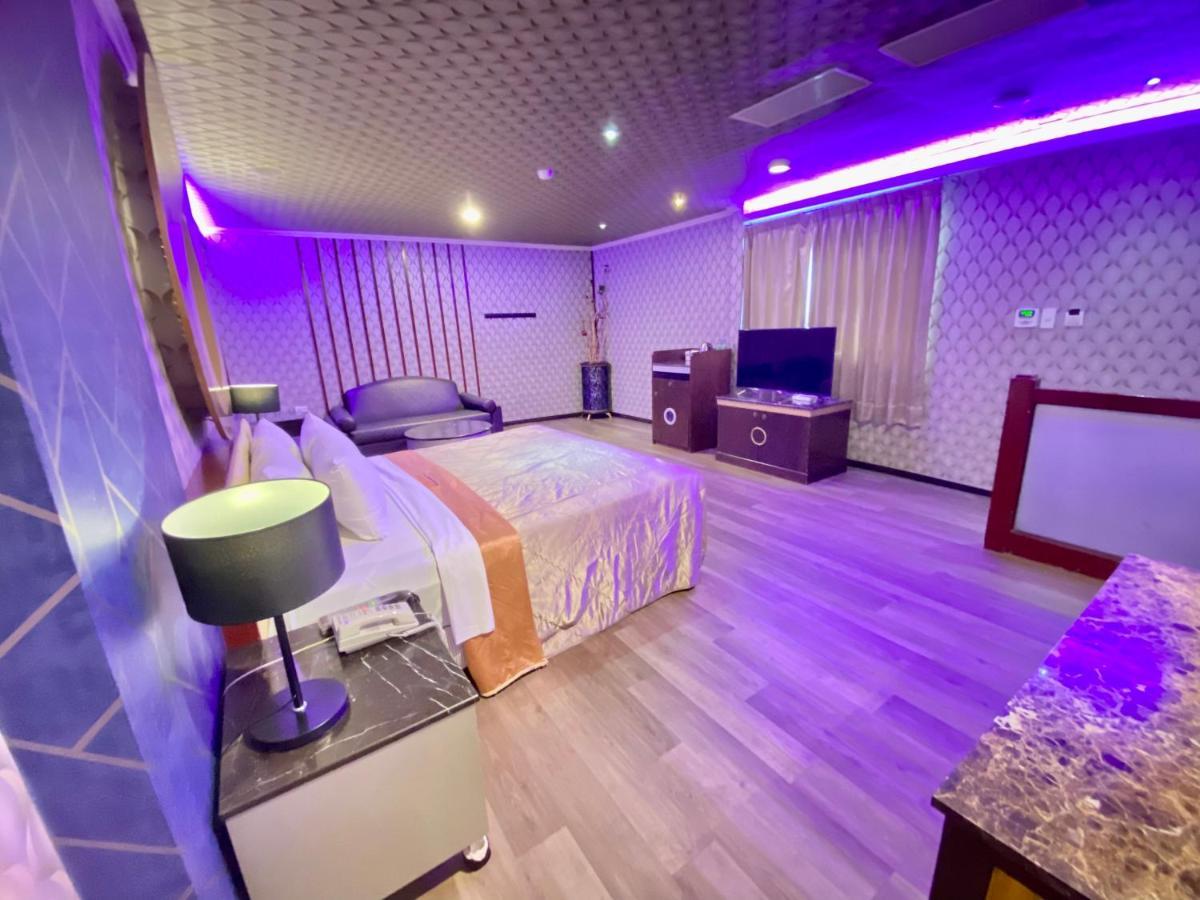 Huang Xing Motel Pingtung Exteriör bild